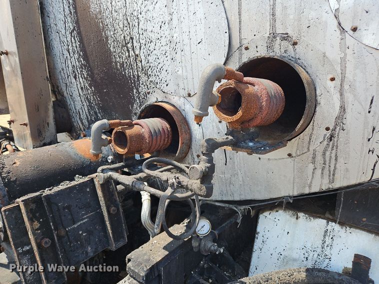 image for item OK9884 2005 Ford F750 oil distributor truck