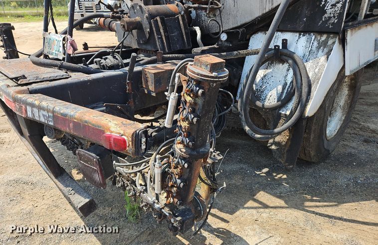 image for item OK9884 2005 Ford F750 oil distributor truck