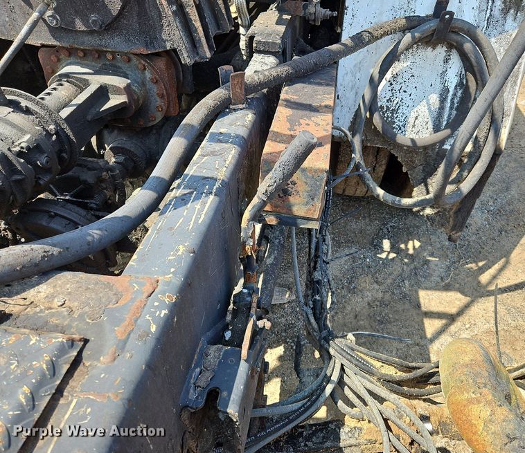 image for item OK9884 2005 Ford F750 oil distributor truck