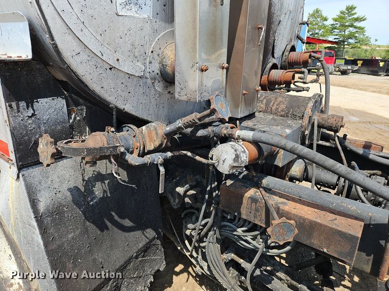 image for item OK9884 2005 Ford F750 oil distributor truck