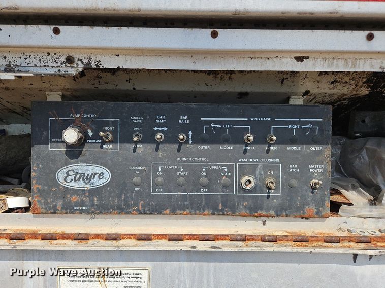 image for item OK9884 2005 Ford F750 oil distributor truck