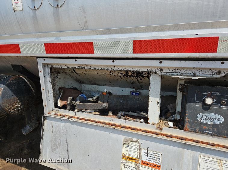 image for item OK9884 2005 Ford F750 oil distributor truck