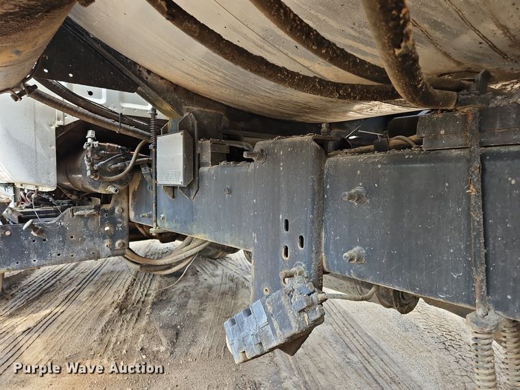 image for item OK9884 2005 Ford F750 oil distributor truck