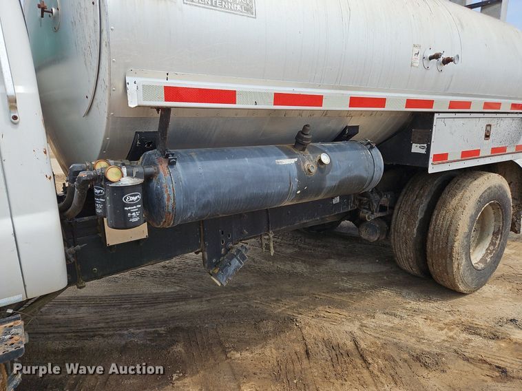 image for item OK9884 2005 Ford F750 oil distributor truck