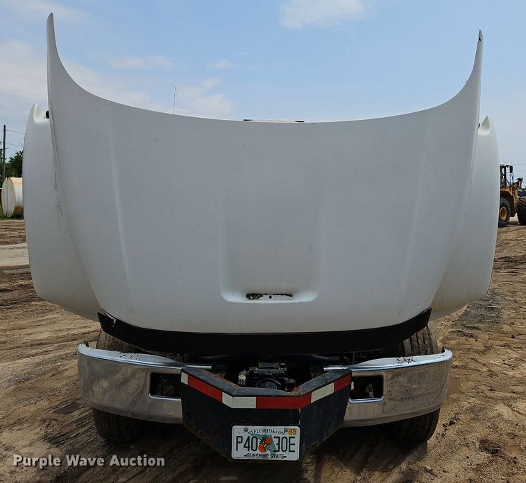 image for item OK9884 2005 Ford F750 oil distributor truck