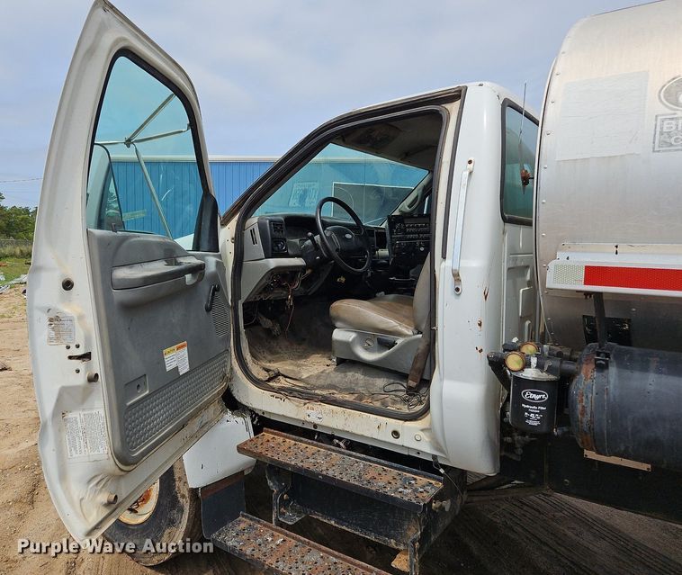 image for item OK9884 2005 Ford F750 oil distributor truck