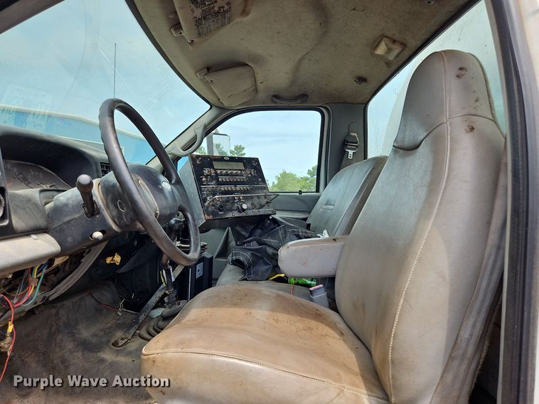 image for item OK9884 2005 Ford F750 oil distributor truck