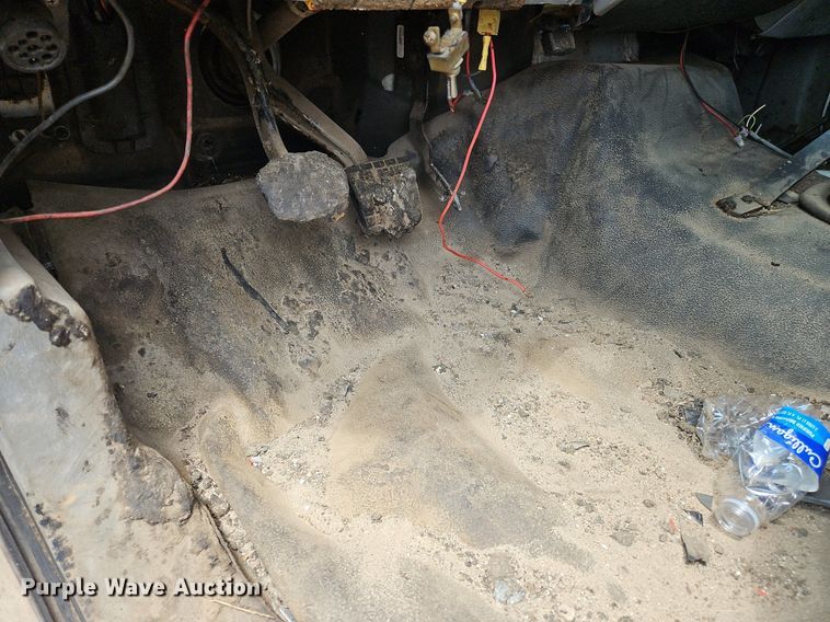 image for item OK9884 2005 Ford F750 oil distributor truck