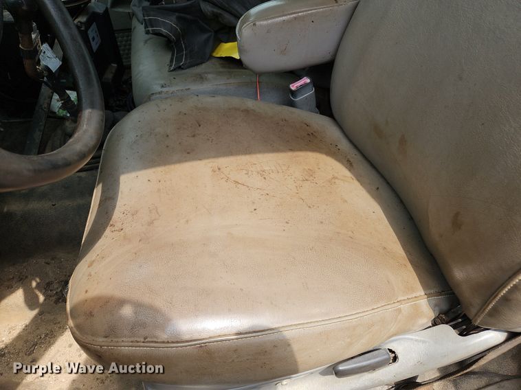 image for item OK9884 2005 Ford F750 oil distributor truck