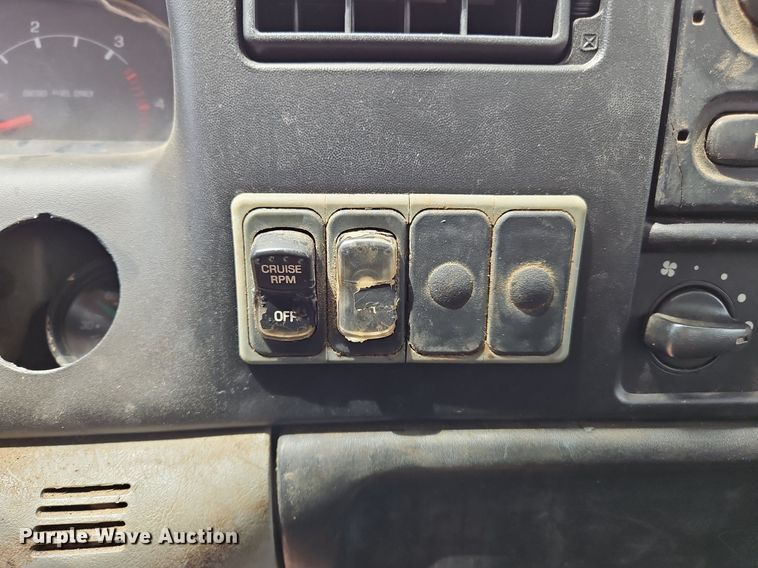 image for item OK9884 2005 Ford F750 oil distributor truck