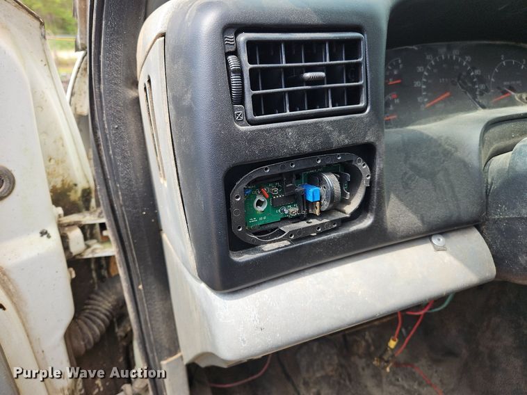 image for item OK9884 2005 Ford F750 oil distributor truck