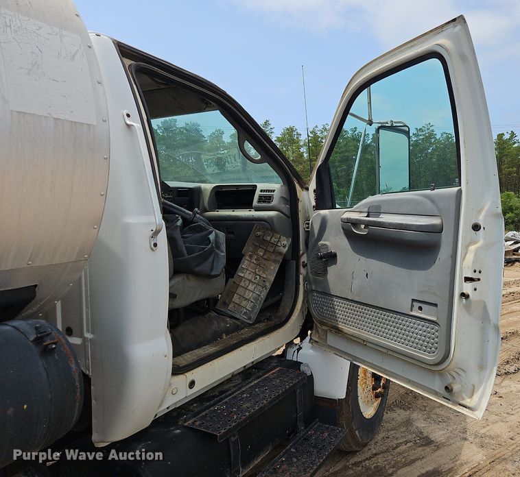 image for item OK9884 2005 Ford F750 oil distributor truck