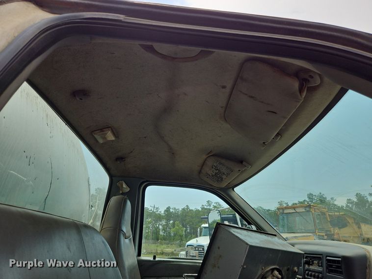 image for item OK9884 2005 Ford F750 oil distributor truck