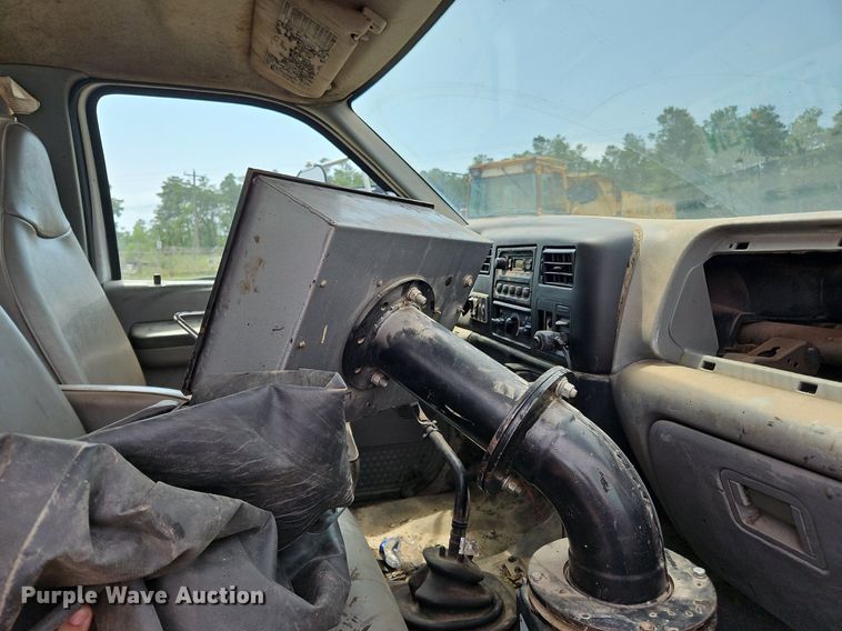 image for item OK9884 2005 Ford F750 oil distributor truck