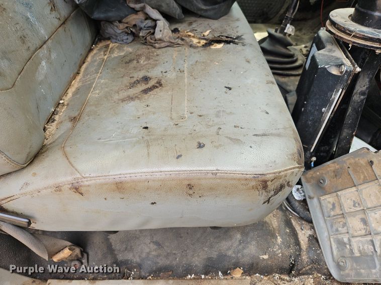 image for item OK9884 2005 Ford F750 oil distributor truck