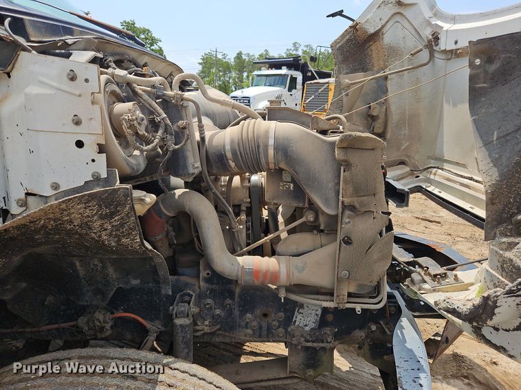 image for item OK9884 2005 Ford F750 oil distributor truck