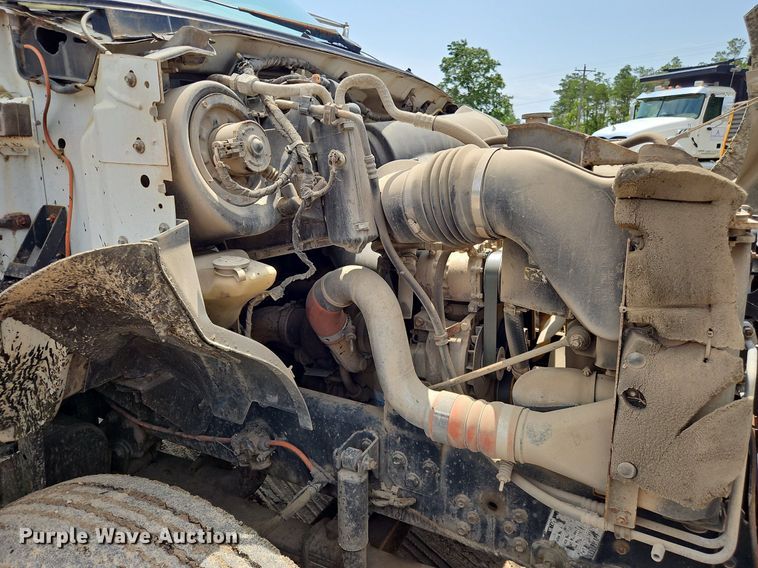 image for item OK9884 2005 Ford F750 oil distributor truck