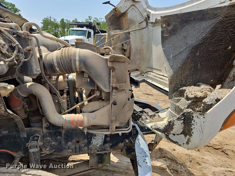 image for item OK9884 2005 Ford F750 oil distributor truck