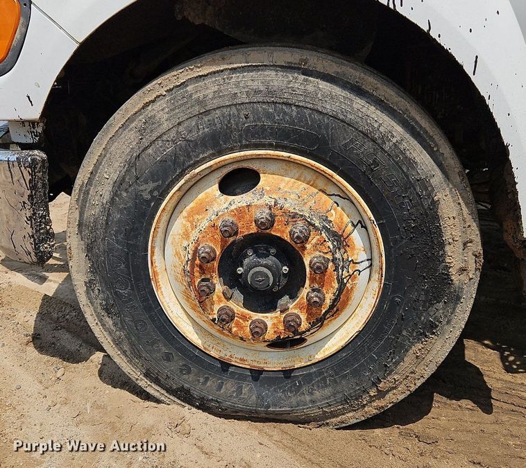 image for item OK9884 2005 Ford F750 oil distributor truck