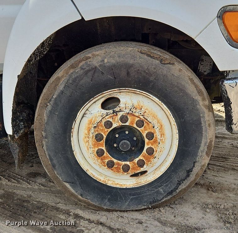 image for item OK9884 2005 Ford F750 oil distributor truck