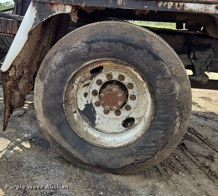 image for item OK9884 2005 Ford F750 oil distributor truck