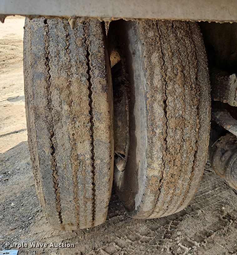 image for item OK9884 2005 Ford F750 oil distributor truck