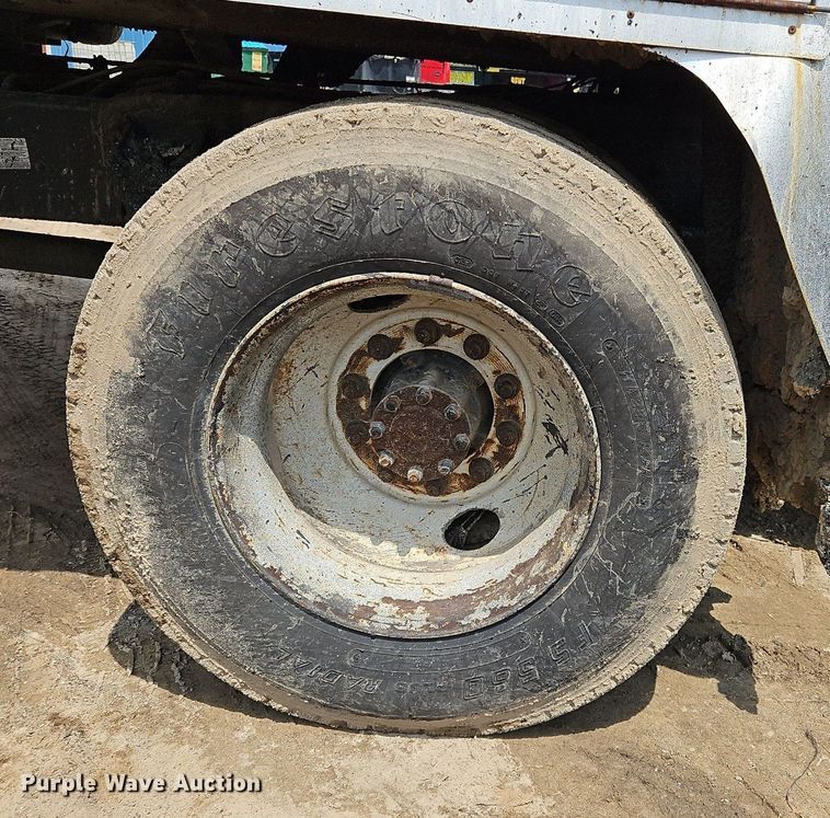 image for item OK9884 2005 Ford F750 oil distributor truck