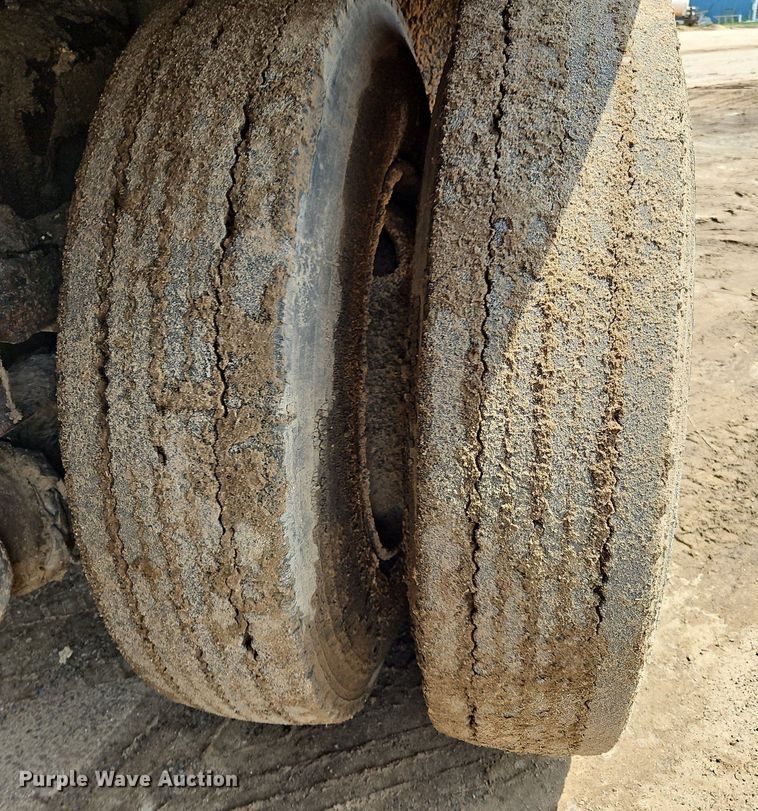 image for item OK9884 2005 Ford F750 oil distributor truck