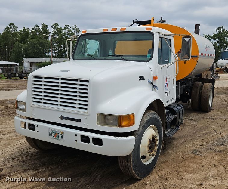 image for item OK9885 2000 International  4700 tack distributor truck