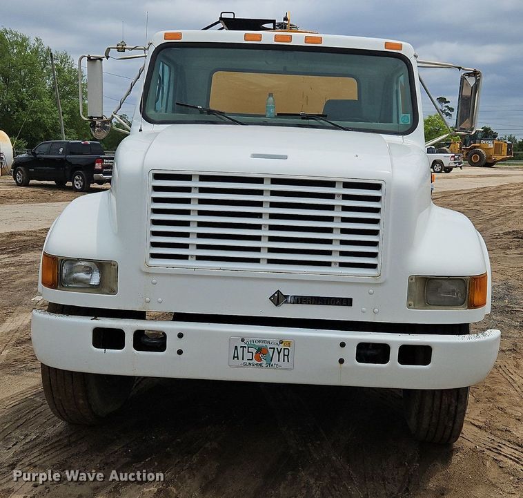 image for item OK9885 2000 International  4700 tack distributor truck