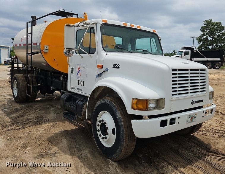 image for item OK9885 2000 International  4700 tack distributor truck