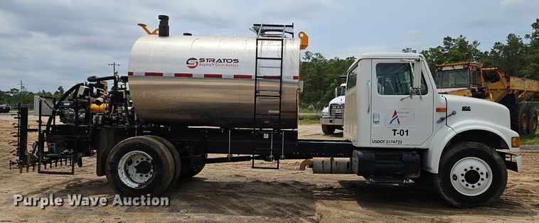 image for item OK9885 2000 International  4700 tack distributor truck