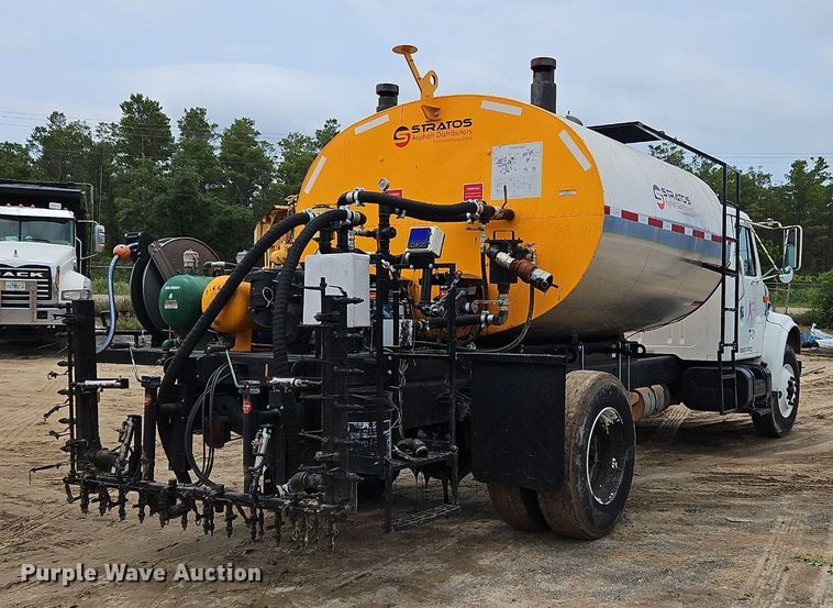 image for item OK9885 2000 International  4700 tack distributor truck