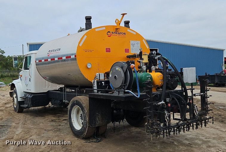 image for item OK9885 2000 International  4700 tack distributor truck