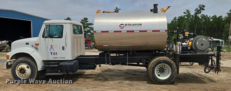 image for item OK9885 2000 International  4700 tack distributor truck