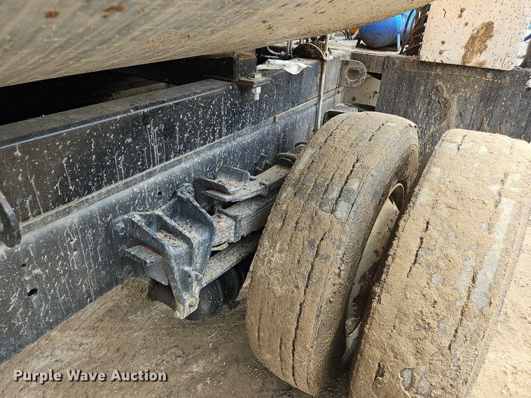 image for item OK9885 2000 International  4700 tack distributor truck