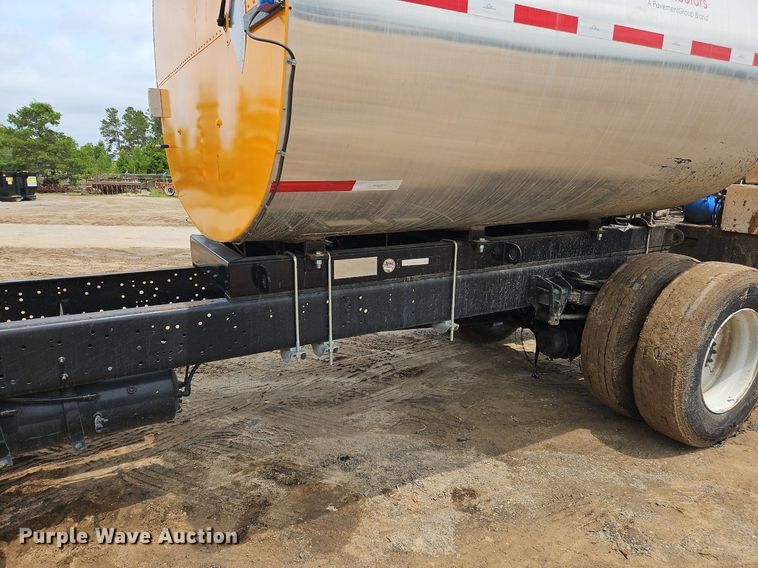 image for item OK9885 2000 International  4700 tack distributor truck