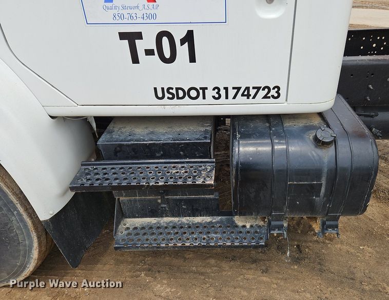 image for item OK9885 2000 International  4700 tack distributor truck