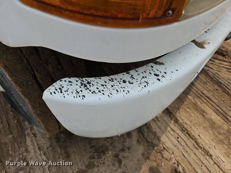 image for item OK9885 2000 International  4700 tack distributor truck