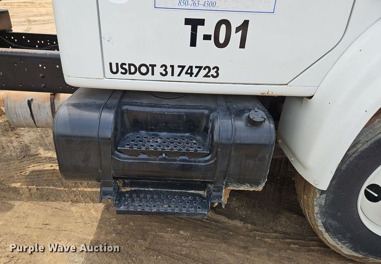 image for item OK9885 2000 International  4700 tack distributor truck