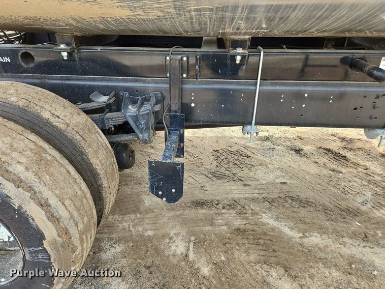 image for item OK9885 2000 International  4700 tack distributor truck