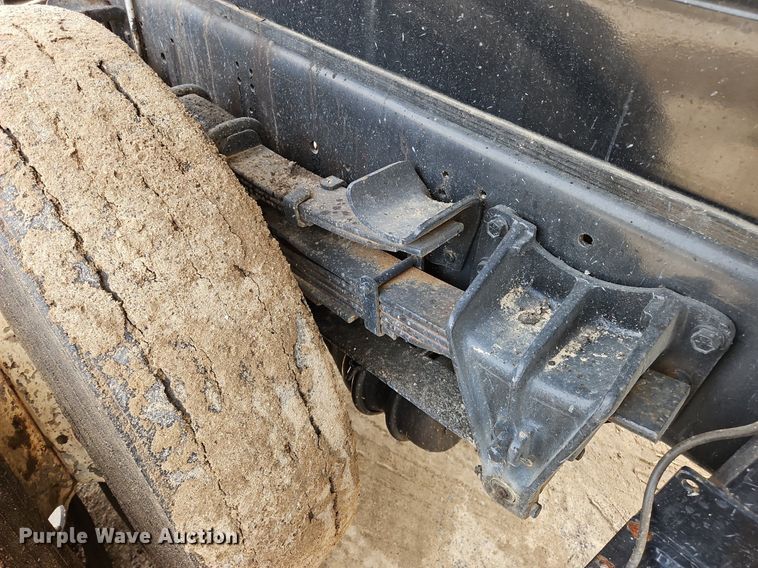 image for item OK9885 2000 International  4700 tack distributor truck