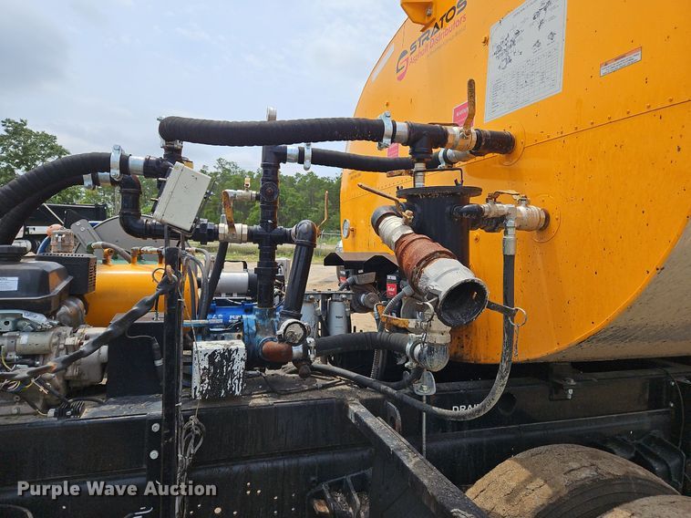 image for item OK9885 2000 International  4700 tack distributor truck