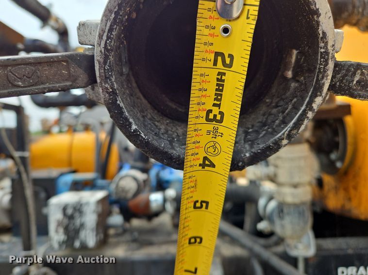 image for item OK9885 2000 International  4700 tack distributor truck