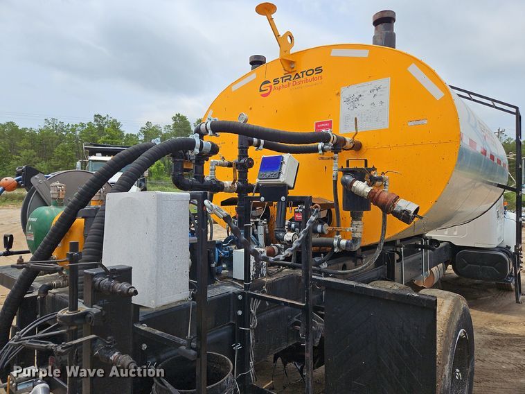 image for item OK9885 2000 International  4700 tack distributor truck