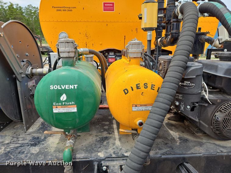 image for item OK9885 2000 International  4700 tack distributor truck