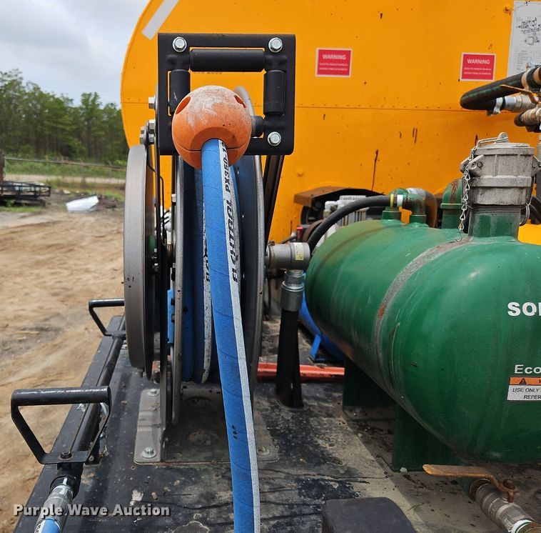 image for item OK9885 2000 International  4700 tack distributor truck