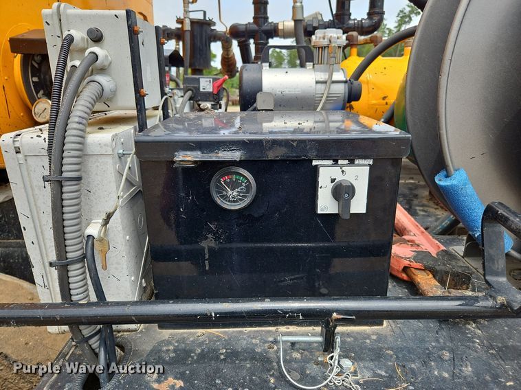 image for item OK9885 2000 International  4700 tack distributor truck