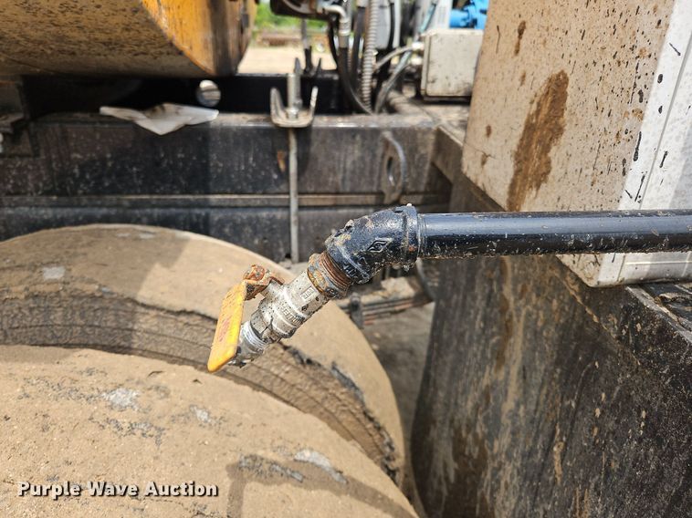 image for item OK9885 2000 International  4700 tack distributor truck