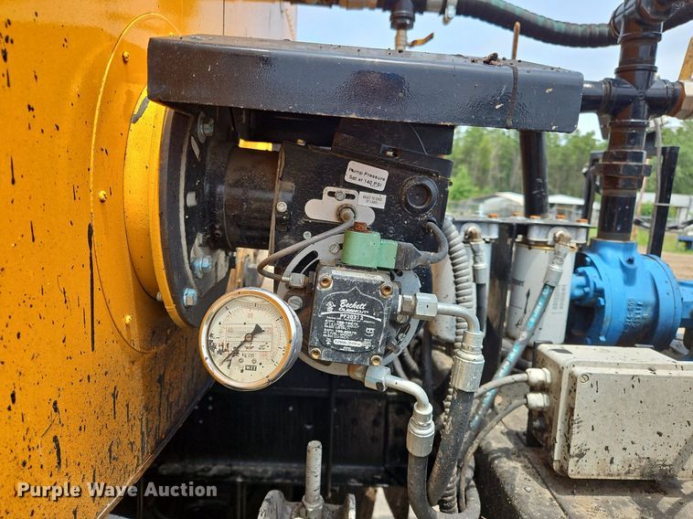 image for item OK9885 2000 International  4700 tack distributor truck